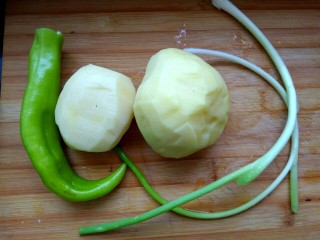 1、凉拌尖椒土豆丝,土豆去皮，尖椒去蒂，香葱洗净