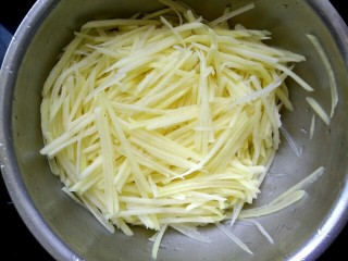 3、凉拌尖椒土豆丝,过清水洗去淀粉