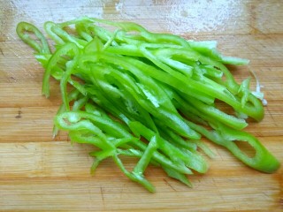 4、凉拌尖椒土豆丝,尖椒切丝