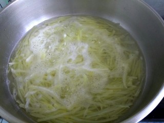 7、凉拌尖椒土豆丝,锅中放入适量清水，烧开 ，放入土豆丝，烧开两分钟关火