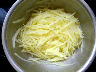 9、凉拌尖椒土豆丝,控干水份