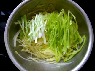 10、凉拌尖椒土豆丝,把土豆丝，尖椒丝，香葱丝放入盆中