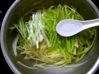 11、凉拌尖椒土豆丝,加入三勺白醋