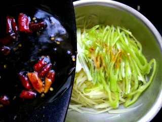 16、凉拌尖椒土豆丝,把花椒辣椒油倒入盆中