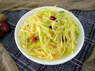 18、凉拌尖椒土豆丝,盛盘