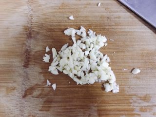 1、蒜蓉小白菜,准备蒜蓉