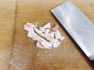 2、蒜蓉小白菜,肥肉切薄片