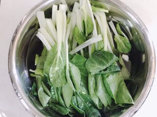 3、蒜蓉小白菜,小白菜切掉头后用水稍微泡一下