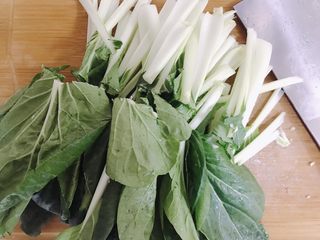 4、蒜蓉小白菜,然后切成两段。