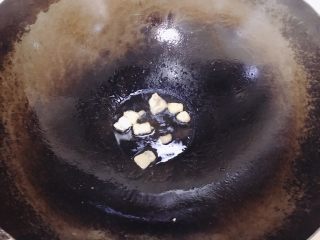 5、蒜蓉小白菜,肥肉下锅里小火煎出油