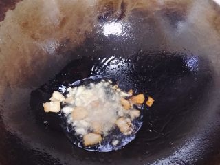 6、蒜蓉小白菜,放入蒜蓉爆香