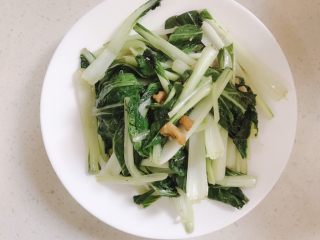 9、蒜蓉小白菜,翻炒均匀就可以出锅啦