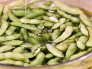 1、凉拌毛豆最入味的做法！,毛豆洗净，冷水入锅，加入盐、色拉油