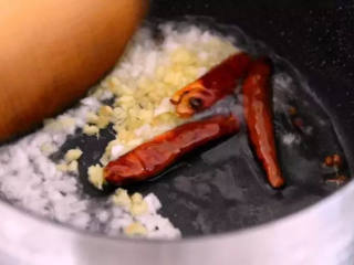 2、凉拌毛豆最入味的做法！,中火煮开，再煮10分钟，捞出过凉水