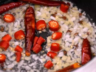 3、凉拌毛豆最入味的做法！,起油锅，加入干辣椒、花椒、姜蒜，炒香