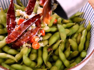 4、凉拌毛豆最入味的做法！,炒出香气后加入小米椒圈，爆香