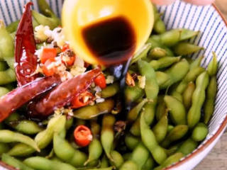 5、凉拌毛豆最入味的做法！,毛豆沥干后，将锅中的食材放入