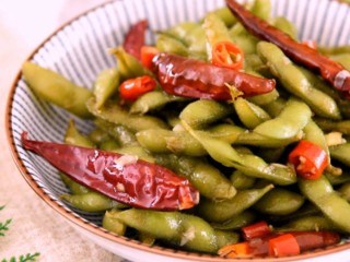 6、凉拌毛豆最入味的做法！,再加入生抽、醋、蚝油，搅拌均匀