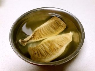 1、红烧五花肉笋干,笋干用温水发泡，每天早晚各换一遍水，大约要发泡7天左右