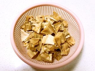 2、红烧五花肉笋干,把发泡好的笋干切成小块