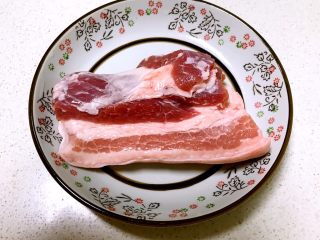 3、红烧五花肉笋干,五花肉清洗干净