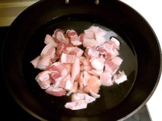 4、红烧五花肉笋干,焯水10分钟