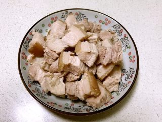 5、红烧五花肉笋干,把焯好的五花肉捞出来沥干水分