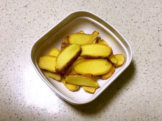 7、红烧五花肉笋干,鲜姜切成小片