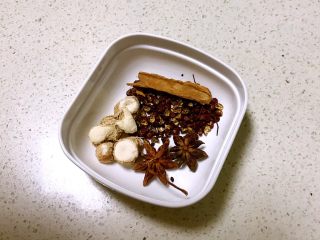 8、红烧五花肉笋干,准备辅料，花椒粒，大料，山奈和桂皮