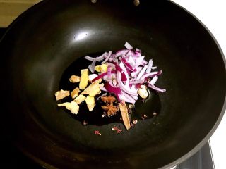 9、红烧五花肉笋干,锅内加入大豆色拉油烧热后加入所有辅料，圆葱丝和鲜姜片炒出香味