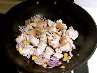 10、红烧五花肉笋干,加入五花肉翻炒均匀