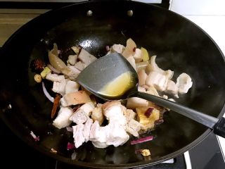 11、红烧五花肉笋干,加入料酒烹去腥味