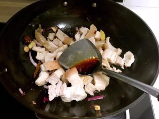 12、红烧五花肉笋干,加入生抽