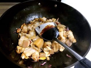 13、红烧五花肉笋干,加入老抽翻炒2分钟