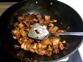 14、红烧五花肉笋干,加入冰糖，炒制冰糖融化