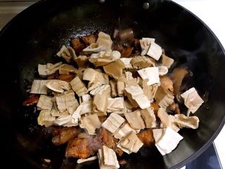 15、红烧五花肉笋干,加入笋干，翻炒均匀