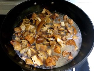 16、红烧五花肉笋干,加入开水，水量没过食材