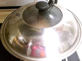 17、红烧五花肉笋干,盖上锅盖大火烧开后小火烧30分钟