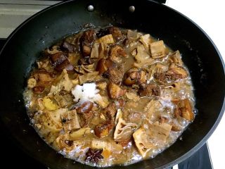 18、红烧五花肉笋干,加入精盐调味，继续烧10分钟