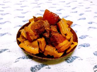 20、红烧五花肉笋干,红烧五花肉笋干出锅了，五花肉咸香，笋干脆爽，不油不腻，香气扑鼻哦~