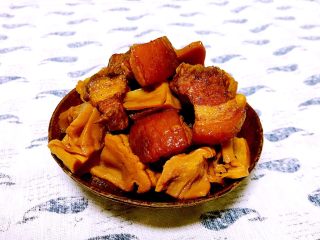 21、红烧五花肉笋干,红烧五花肉笋干可以下酒，也可以下饭，鲜香无比。