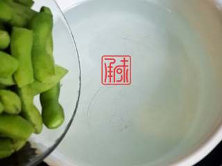 2、麻香酸辣毛豆,沸水煮毛豆，水开后放盐，煮5-6分钟，记住一定不能超过6分钟，豆子就软了不好吃，颜色也会发黄。