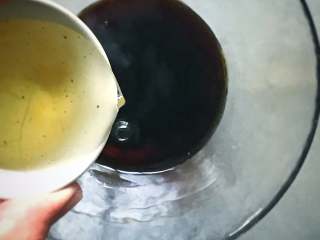 6、麻香酸辣毛豆,然后放入米醋。