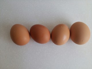 1、菠菜鸡蛋糕,准备鸡蛋4个