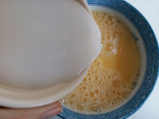 8、菠菜鸡蛋糕,倒入适量的水淀粉