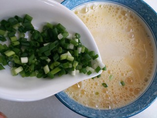 9、菠菜鸡蛋糕,在倒入小葱段
