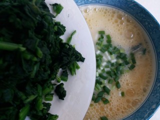 10、菠菜鸡蛋糕,最后倒入菠菜段
