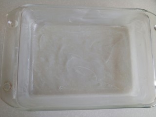 12、菠菜鸡蛋糕,取一个微波专用器皿,放适量的猪油擦遍内壁,防止蒸好的鸡蛋糕沾上