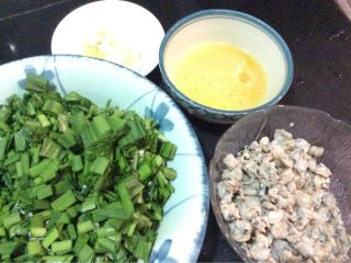 1、鸡蛋蚬肉炒韭菜,先将鸡蛋落盐、糖、油打匀。