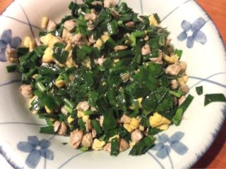 4、鸡蛋蚬肉炒韭菜,落油锅，爆香蒜蓉，放蚬肉和已切碎韭菜炒香，放小许盐和白糖，炒匀，然后放入已切碎的鸡蛋，再炒几下，上碟，一碟美味菜肴呈现在面前。